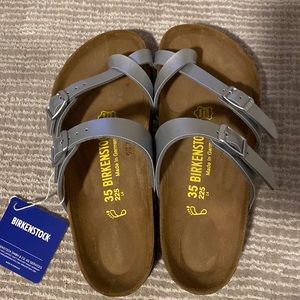 NWT Birkenstock Mayari silver in size 35